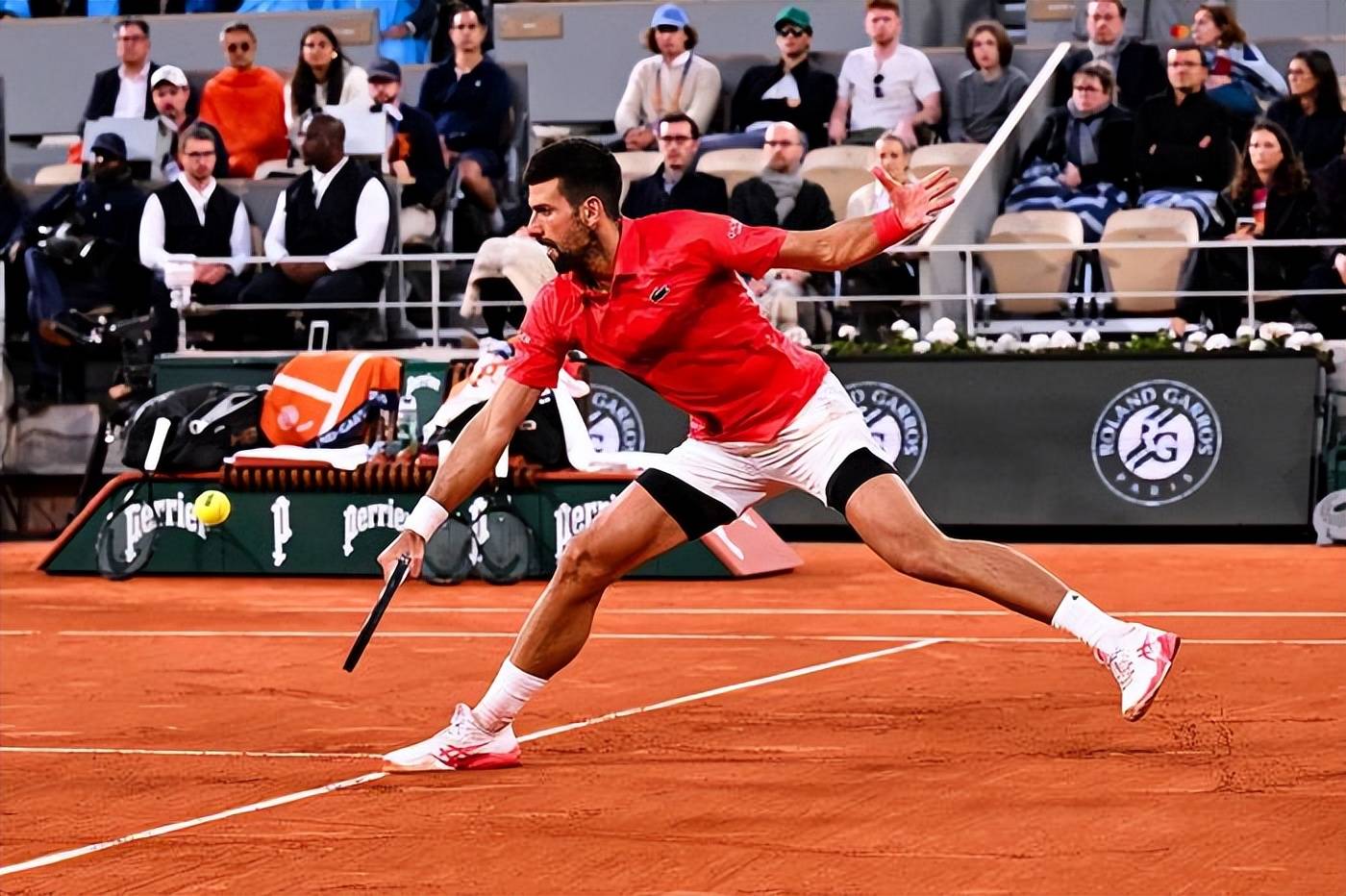 德约科维奇回归赛场，惊险取胜首场状态亮眼，法国队观众沸腾！