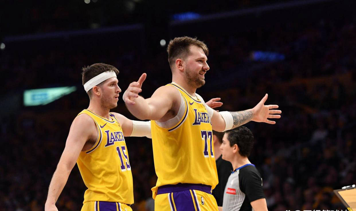 关于湖人球星三分绝杀，全场观众热烈欢呼，到了同时中文网上喜欢分析两个.的信息